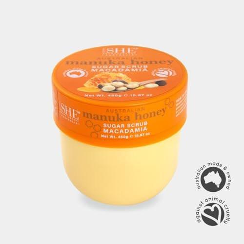 Om SHE Aromatherapie Manuka Honig Zuckerpeeling mit Macadamia 450g - Peeling Körperpeeling, Natürlicher Zucker, Mikroperlenfrei, Hagebuttenöl. Hergestellt in Australien.
