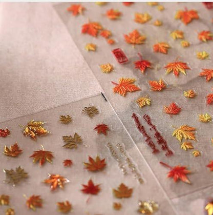 QEYRIYI 2 Blatt Goldene Herbstahornblätter Nagelaufkleber 5D Geprägte Fall Ahornblatt Nagelkunst Aufkleber Abziehbilder Selbstklebend Thanksgiving Nagelverzierungen für Frauen