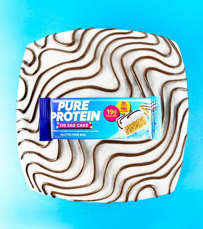 Pure Protein Zig Zag Cake Proteinriegel – 19g Protein, 3g Zucker, 190 Kalorien (4er Pack) – Zuckerarmer* High-Protein Snack, Glutenfrei – Perfekt für einen gesunden Snack
