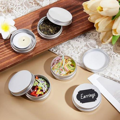 INTERWARM 99er Set runde Blechdosen, 1 oz/30 ml Aluminiumbehälter mit Schraubdeckel, kleine Dosen mit 5 Etikettenbögen, Reise-Kosmetikbehälter für Lippenbalsam, Lotionbars, Kerzen, Weihnachten (Silber)