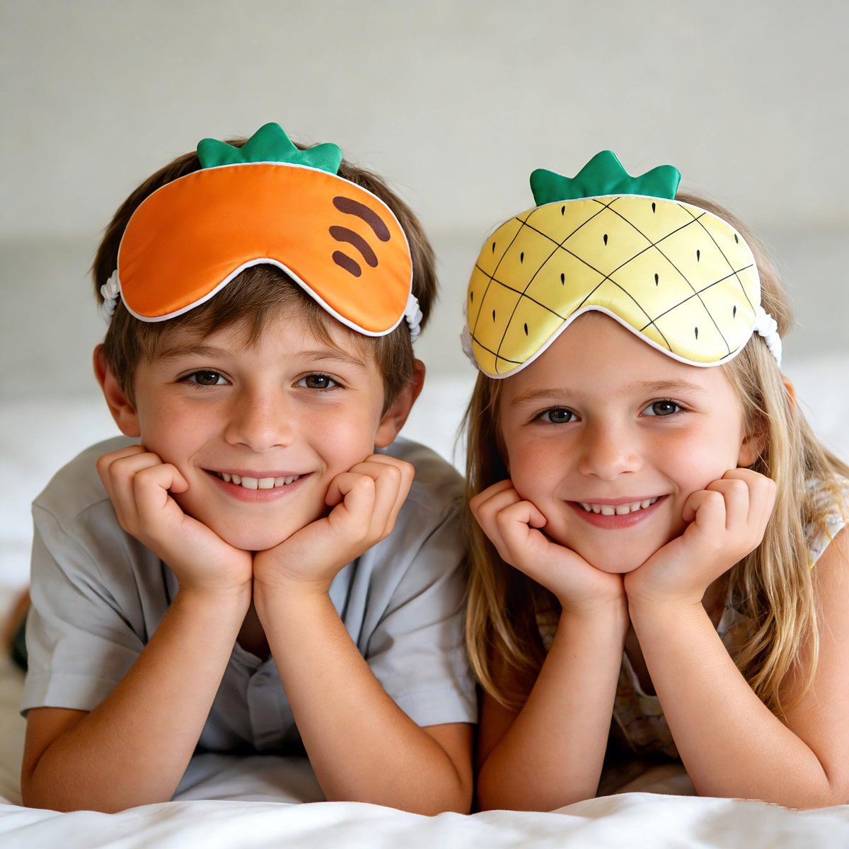 Orose Kinder Schlafmaske aus Maulbeerseide – Beidseitig bedruckt, Verstellbar, Original Design für Jungen & Mädchen – Cartoon Motiv (Erdbeere)