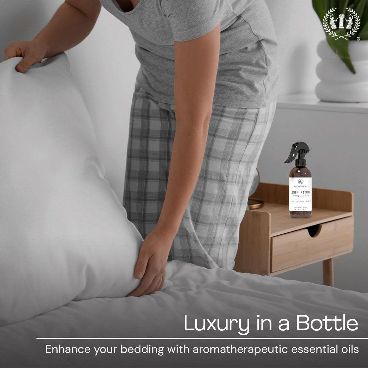 Muse Apothecary Linen Ritual - Aromatischer, beruhigender und entspannender Leinenspray, Wäsche- und Stoffspray - Mit ätherischen Ölen der Aromatherapie - 118 ml, Cara Orange + Feige + Brombeer-Vanille