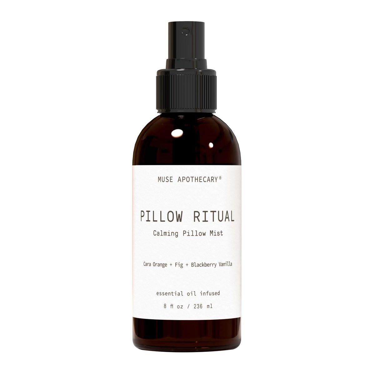 Muse Apothecary Pillow Ritual – Aromatischer, beruhigender Kissen- und Raumspray mit natürlichen ätherischen Ölen – 240 ml, Cara Orange + Feige + Schwarze Brombeere Vanille