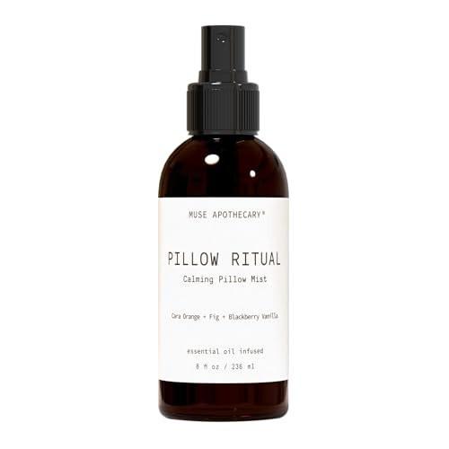 Muse Apothecary Pillow Ritual – Aromatischer, beruhigender Kissen- und Raumspray mit natürlichen ätherischen Ölen – 240 ml, Cara Orange + Feige + Schwarze Brombeere Vanille