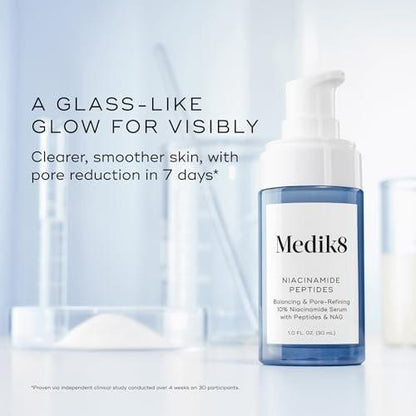 Medik8 Niacinamide Peptides Serum – Gesichtsserum für klare Haut, verfeinerte Textur und reduzierte Poren – Feuchtigkeitsspendend mit regulierter Talgproduktion – 30 ml
