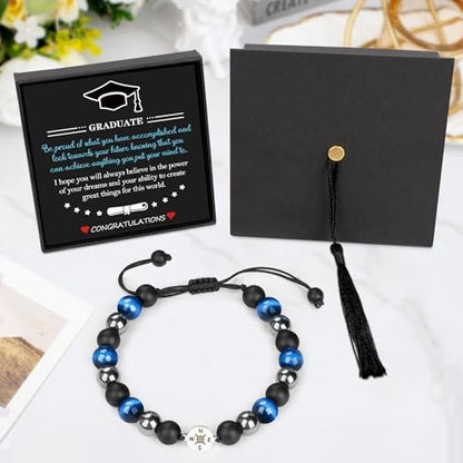 2026 Abschlussgeschenk mit Kappe-Box – Klass of 2026 Dekoration – Verstellbares Natursteinarmband für High School College Absolventen – Inspirierendes Geschenk für Jungen, Söhne, Freunde, Mitschüler