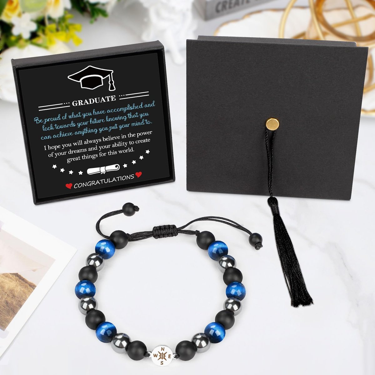 2026 Abschlussgeschenk mit Kappe-Box – Klass of 2026 Dekoration – Verstellbares Natursteinarmband für High School College Absolventen – Inspirierendes Geschenk für Jungen, Söhne, Freunde, Mitschüler