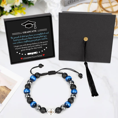 2026 Abschlussgeschenk mit Kappe-Box – Klass of 2026 Dekoration – Verstellbares Natursteinarmband für High School College Absolventen – Inspirierendes Geschenk für Jungen, Söhne, Freunde, Mitschüler