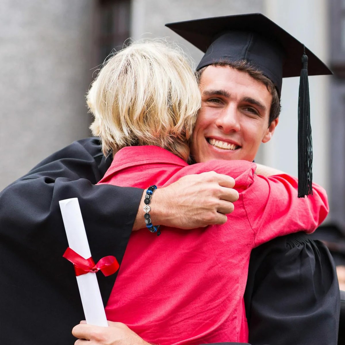2026 Abschlussgeschenk mit Kappe-Box – Klass of 2026 Dekoration – Verstellbares Natursteinarmband für High School College Absolventen – Inspirierendes Geschenk für Jungen, Söhne, Freunde, Mitschüler