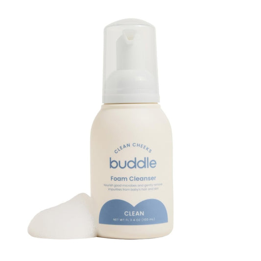 Buddle Clean Cheeks Baby Mizellen-Reinigungsschaum ohne Abspülen mit Kamille, Hamamelis, Arnika, Hautbarriere unterstützend, 100 ml